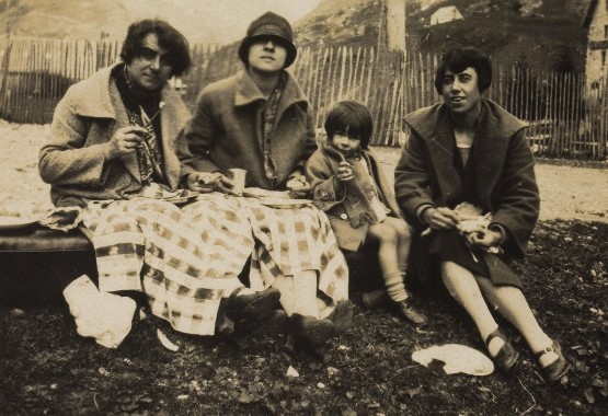 photographie d'une excursion de la famille Levasseur aux Pyrénées, en pique-nique