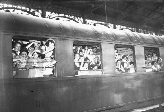 Départ de la gare St Lazare des petites filles des Quinquins pour les vacances